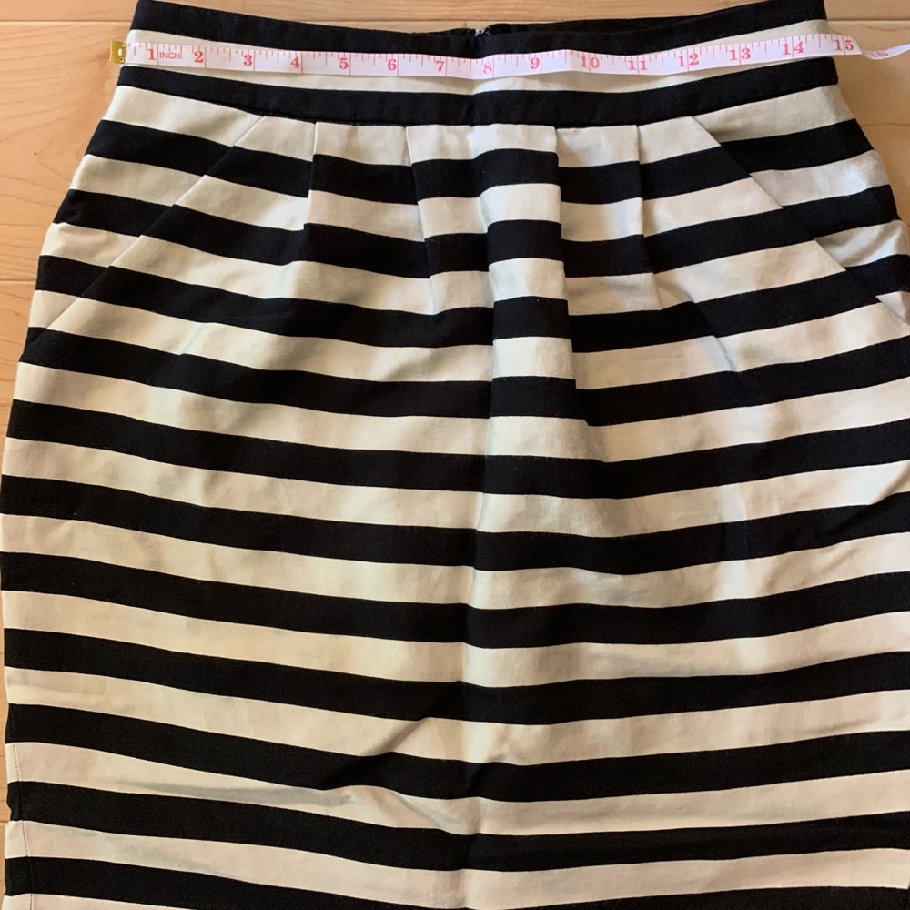 ❌SOLD❌ 🌻 2/$10 Banana Republic black & white striped pencil skirt size 4 pockets - Picture 4 of 7